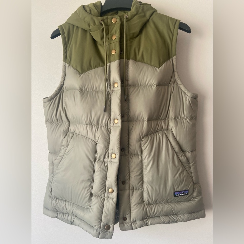NWOT/Patagonia Women’s Green and Tan Puffer Vest/Size Large